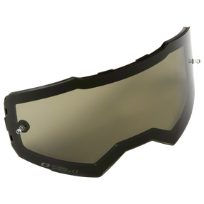 Die O'NEAL B-55 Goggle Ersatzlinse mit Abreißstiften ist eine graue Linse mit kratzfestem und beschlagfreiem Design. Sie hat zwei Befestigungspunkte auf jeder Seite, ist leicht gebogen und für die Verwendung mit Helmen geeignet.