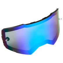 Eine radiumblaue O'NEAL B-55 Goggle-Ersatzlinse mit Abreißstiften, mit elegantem, geschwungenem Design und reflektierender, polarisierter Oberfläche. Die Linse hat einen schwarzen Rand an den Rändern, Befestigungspunkte an den Seiten und weist einen sanften Farbverlauf von tiefem Blau zu helleren Farbtönen auf.