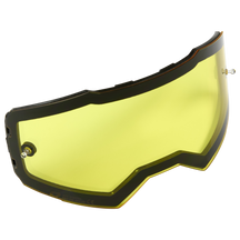 Das O'NEAL B-55 Goggle-Ersatzglas mit Abreißstiften verfügt über ein gebogenes, gelb getöntes transparentes Design mit dunklen Kanten, einer Kerbe oben in der Mitte und zwei kleinen Befestigungsschrauben auf jeder Seite.