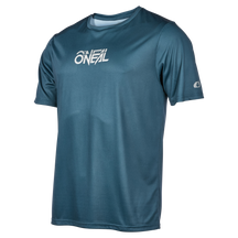 Das O'NEAL SLICKROCK Jersey STATIC in Ocean Blue mit weißem „O’NEAL“-Logo auf der Brust und kleinem Logo auf dem linken Ärmel verkörpert die O'NEAL-Qualität. Sein schlankes Design macht es perfekt zum Radfahren oder für den alltäglichen Komfort.