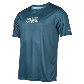 Das O'NEAL SLICKROCK Jersey STATIC in Ocean Blue mit weißem „O’NEAL“-Logo auf der Brust und kleinem Logo auf dem linken Ärmel verkörpert die O'NEAL-Qualität. Sein schlankes Design macht es perfekt zum Radfahren oder für den alltäglichen Komfort.