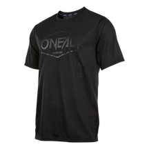 Das für das Mountainbiken konzipierte O'NEAL VAULT Jersey ist ein schwarzes T-Shirt mit dem O'NEAL-Logo in glänzender Ausführung. Es hat kurze Ärmel und einen runden Ausschnitt und kombiniert Stil mit Atmungsaktivität.