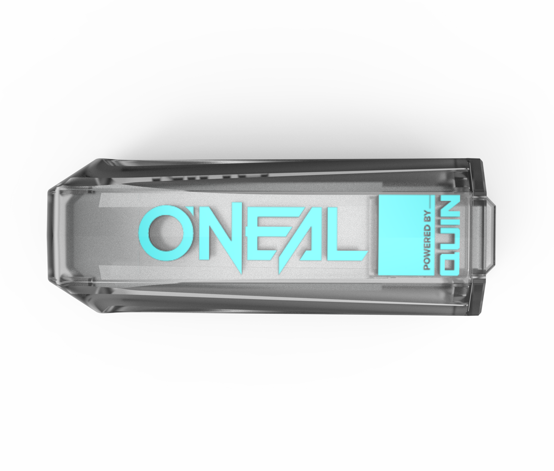 Das Bild zeigt ein elegantes, modernes 3D-gerendertes Metallobjekt mit leuchtend türkisfarbenem Text „O'NEAL“ und „Powered by QUIN“ auf hellblauem Hintergrund. Es handelt sich um den futuristischen O'NEAL QUIN PRO Smart Sensor von O'NEAL.