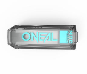 Das Bild zeigt ein elegantes, modernes 3D-gerendertes Metallobjekt mit leuchtend türkisfarbenem Text „O'NEAL“ und „Powered by QUIN“ auf hellblauem Hintergrund. Es handelt sich um den futuristischen O'NEAL QUIN PRO Smart Sensor von O'NEAL.