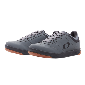 https://cdn.oneal.eu/assets/_default_upload_bucket/Pumps%20Flat%20v.22_gray%20black_front.png