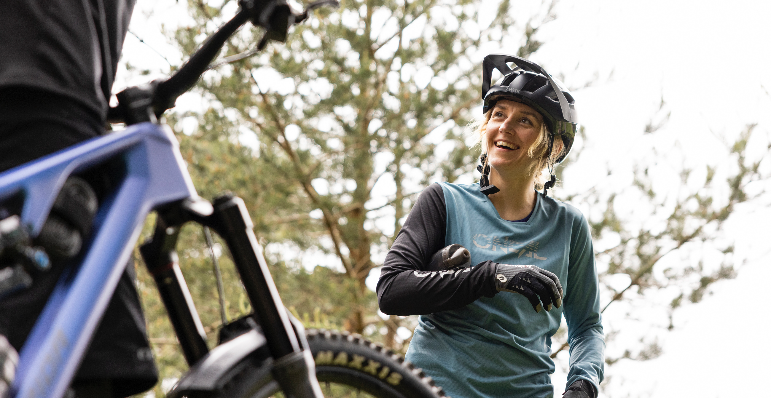 Fröhliche Mountainbikerin im Gespräch