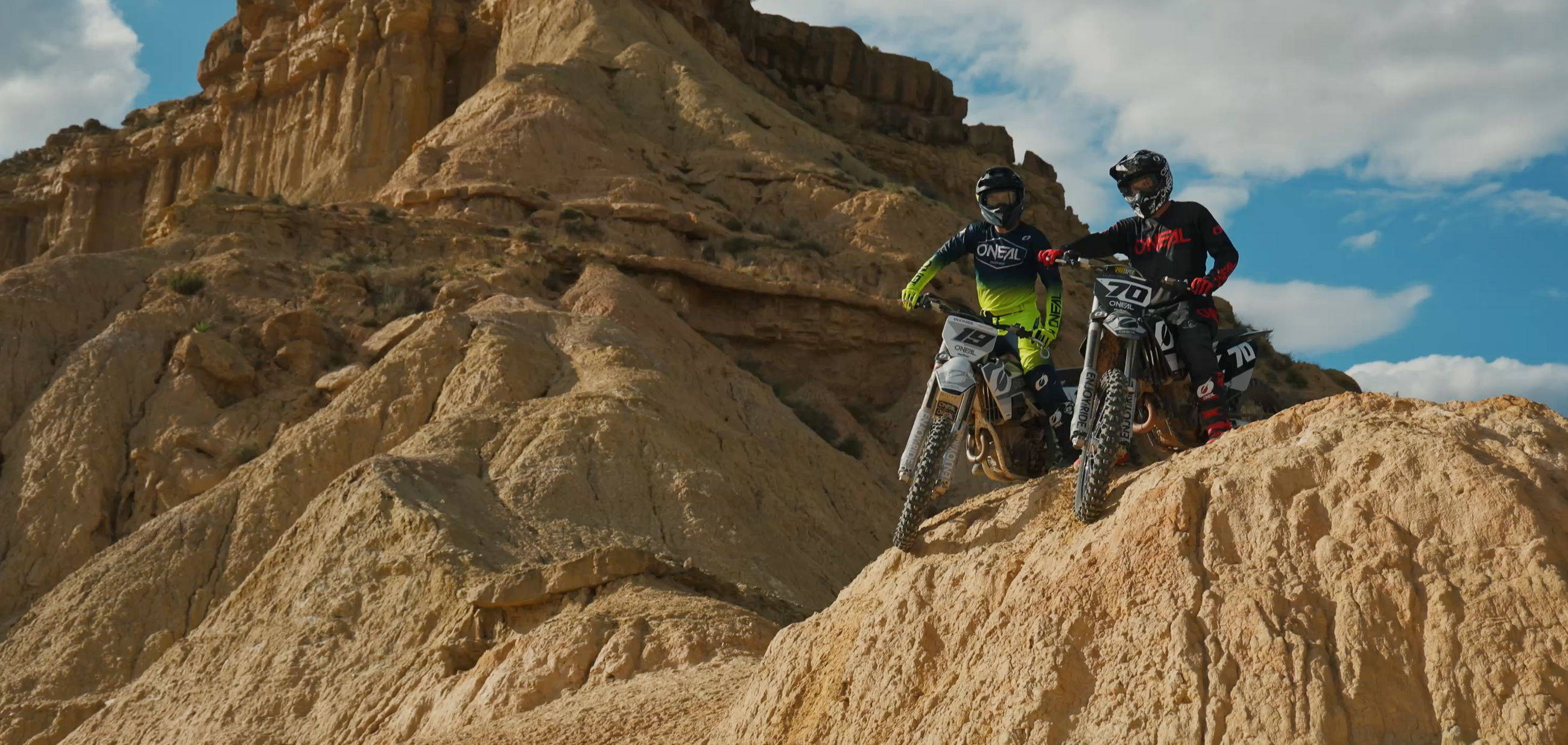 Zwei Motocross-Fahrer in einem Canyon