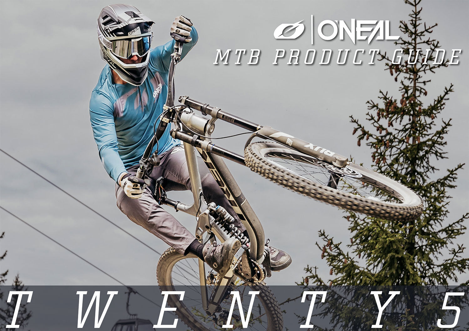 Ein Mountainbiker in voller Montur führt vor einem Waldhintergrund einen Lufttrick auf einem Dirtjump aus. Auf der rechten Seite des Bildes steht der Text „ONEAL MTB PRODUCT GUIDE TWENTY5“.