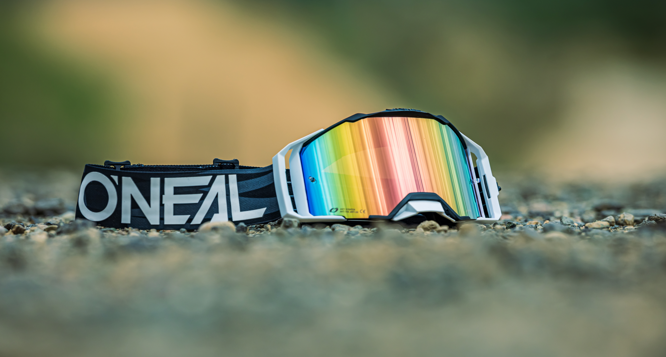 Motocross Goggle mit verspiegeltem Glas auf Kiesuntergrund