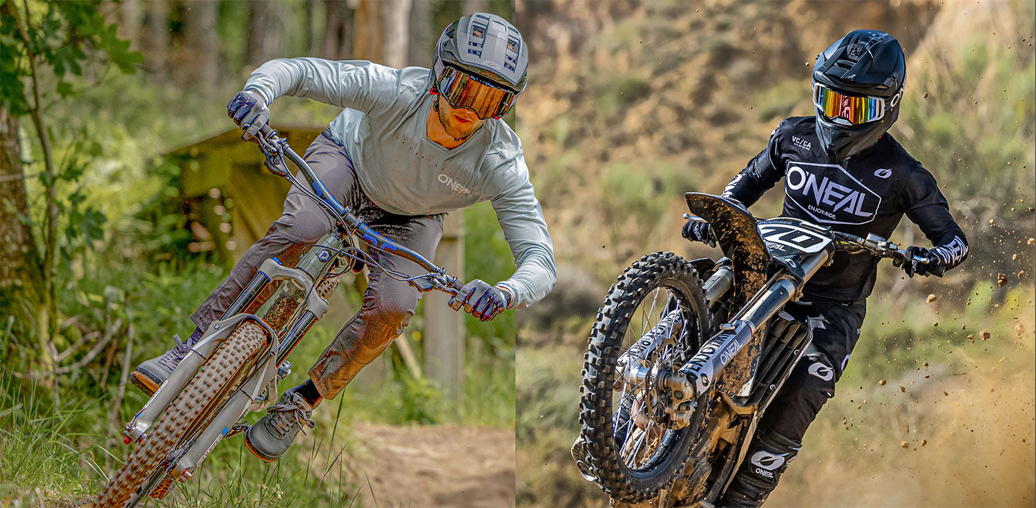 Zwei Radfahrer sind bei dynamischen Radsportaktivitäten aktiv. Links fährt ein Radfahrer auf einem Mountainbike einen Trail entlang und legt sich in eine Kurve. Rechts wirbelt ein Motorradfahrer auf einem Dirtbike mit voller Ausrüstung Staub auf, während er durch unwegsames Gelände rast. Beide tragen Helme und Schutzbrillen.